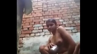 desi girl bathing and rubbing her pussy in front cammera